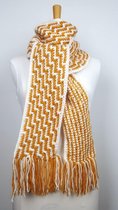 Lange sjaal in okergeel en roomwit in ¨mosaic¨patroon gehaakt met franjes handgemaakte sjaal