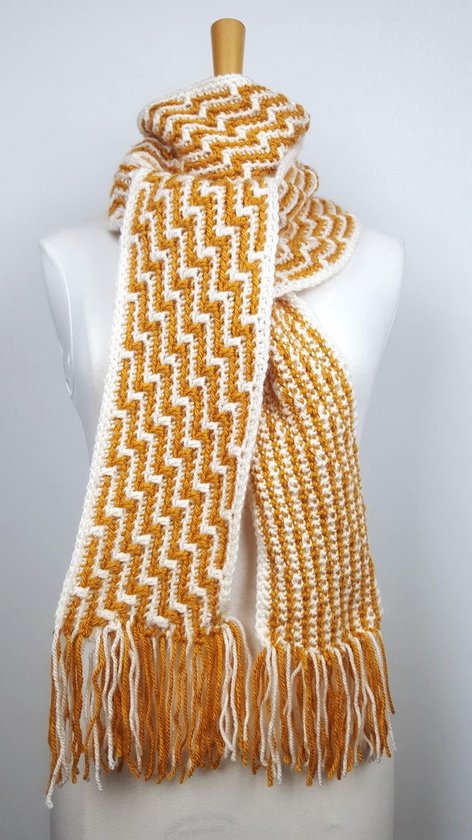 Lange sjaal in okergeel en roomwit in ¨mosaic¨patroon gehaakt met franjes  handgemaakte... | bol.com