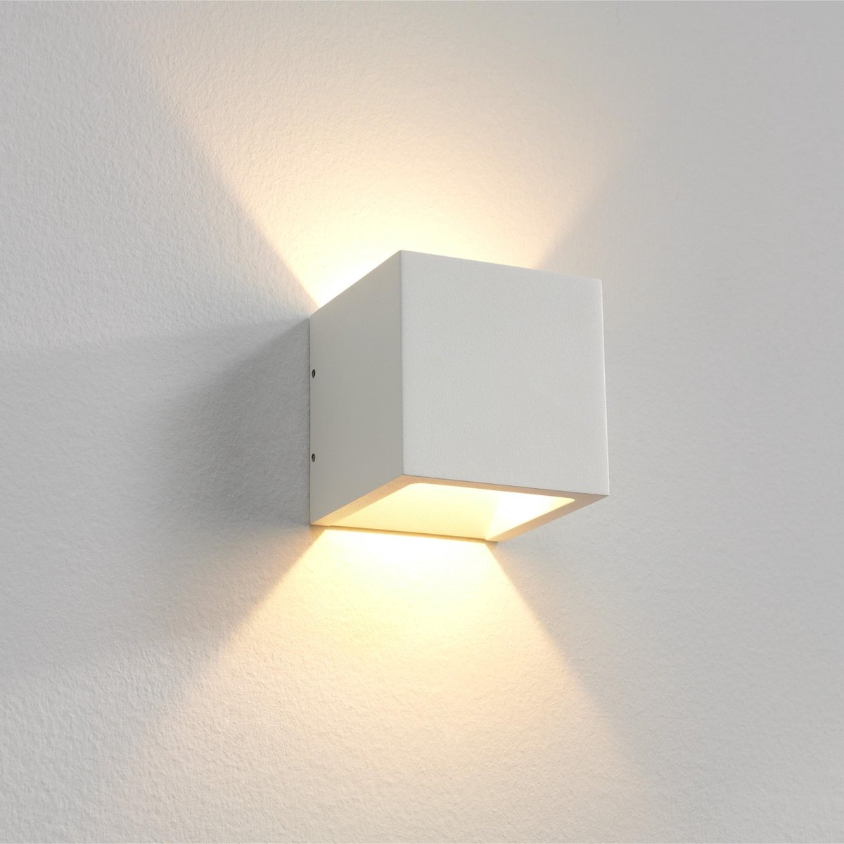 Wandlamp Cube Wit Dim To Warm - 10x10x10cm - LED 6W 1800K-3000K 600lm - IP54 - Dim To Warm > wandlamp binnen wit | wandlamp buiten wit | wandlamp wit | muurlamp wit | led lamp wit | sfeer lamp wit | dim to warm | design lamp wit