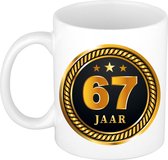 67 jaar cadeau mok / beker medaille goud zwart voor verjaardag/ jubileum