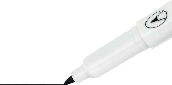 Close-up van de punt van een witte whiteboardmarker die een dunne zwarte lijn tekent.