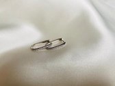 Zilveren ovalen oorringetjes met diamantjes - JOBO BY JET - oorbellen