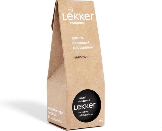 Kartonnen verpakking van deodorant met 'the Lekker company', 'natural deodorant soft bamboo sensitive' en '30g'.
