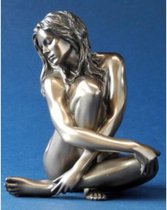 MadDeco - beeldje - naakte - vrouw - zittend - opgetrokken - knie