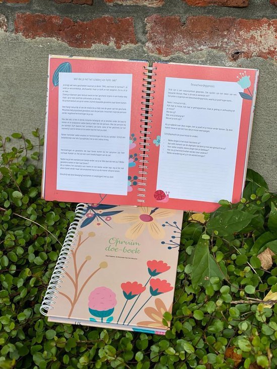 Open werkboek met illustraties van bloemen en bladeren in pastelkleuren. Teksten in het Nederlands.