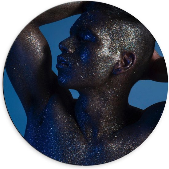 Dibond Wandcirkel - Glitterkleurige Man op Blauwe Achtergrond - 70x70cm Foto op Aluminium Wandcirkel (met ophangsysteem)