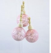 Kersthanger met 3 ballen, roze, L: 38 cm x Ø 6 cm. Kunststof en hout