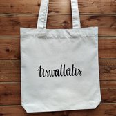 Totebag met tekst print Tiswattatis (het is wat het is) - Fair Wear - Gerecycleerd katoen - 37 x 39 cm. Extra stevig en brede bodem. Mooie canvas tas.