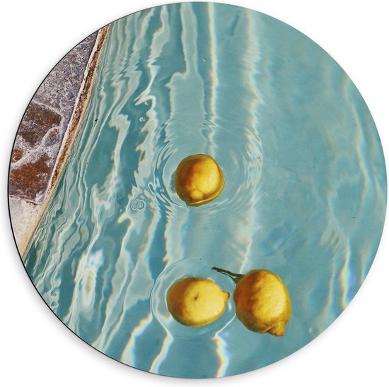 Dibond Wandcirkel - Gele Citroenen in Blauw Zwembadwater  - 60x60cm Foto op Aluminium Wandcirkel (met ophangsysteem)
