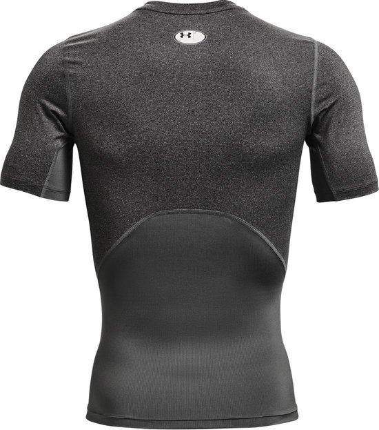Man met donkergrijs, kort sportshirt met grijze panelen op romp en rug.