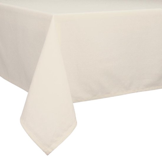 Een hoek van een effen ivoorkleurig tafelkleed dat over de rand van een tafel valt.