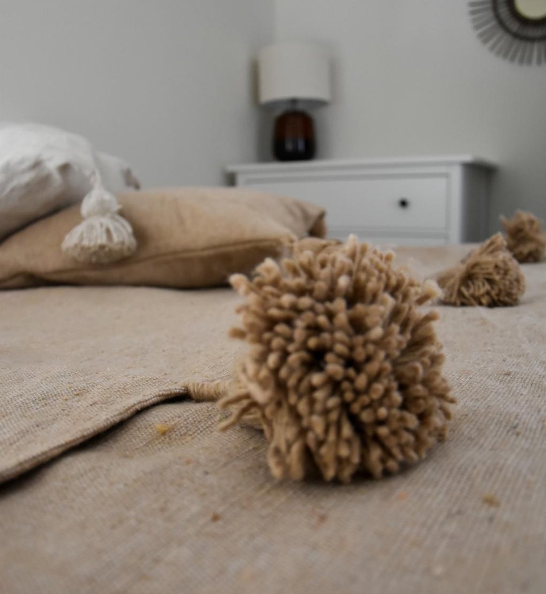 Dekentje - pompom deken beige – Ideaal als sprei voor je bed of deken voor op de bank - 150 x 200cm - Plaid woon- en slaapkamer — cadeau in Wonen & Interieur - foto 2