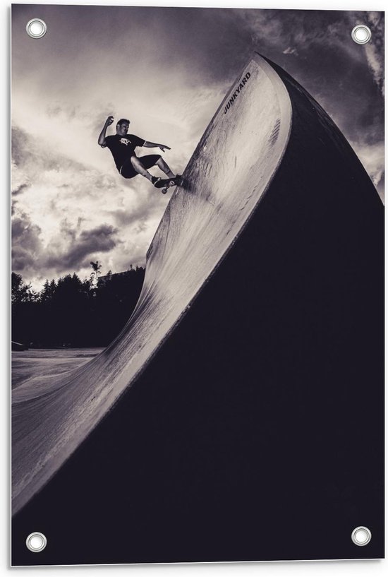 Tuinposter – Skater op Ramp (zwart/wit) - 40x60cm Foto op Tuinposter  (wanddecoratie voor buiten en binnen)