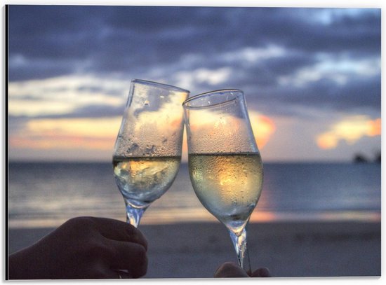 Dibond - Twee Wijn Glazen bij het Strand - 40x30cm Foto op Aluminium (Wanddecoratie van metaal)