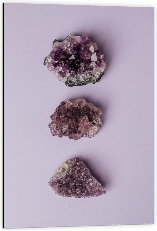 Dibond - Drie Paarse Kristallen  - 60x90cm Foto op Aluminium (Met Ophangsysteem)