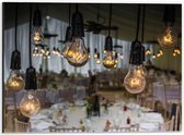 Dibond - Hangende Lampen in Restaurant - 40x30cm Foto op Aluminium (Wanddecoratie van metaal)