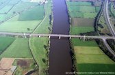 Schilderij Verkeersbrug - Forex - Maas bij Gennep - 100 x 70 cm