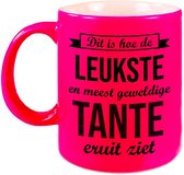 Dit is hoe de leukste en meest geweldige tante eruitziet cadeau mok / beker - neon roze - 330 ml - verjaardag / bedankje