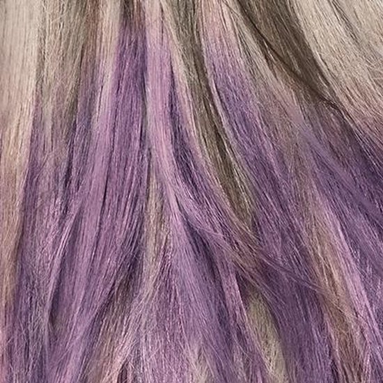 Close-up van blonde haren met paarse kleuraccenten.