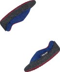 Donkergrijze pantoffels met blauwe sokken, rode rand en antislip noppen.