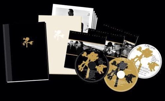 U2 The Joshua Tree luxe boxset met zwart en goudkleurig boek, cd's en zwart-witfoto's.