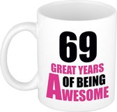 69 great years of being awesome cadeau mok / beker wit en roze