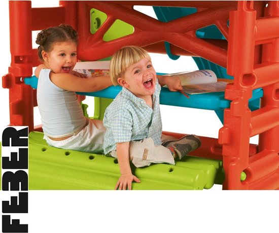 Twee lachende kinderen, een meisje en een jongen, zittend op een groene zitbank in een rood speeltoestel met 'Feber' logo.