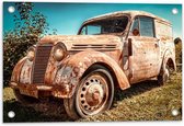 Tuinposter – Oude Verroestte Auto - 60x40cm Foto op Tuinposter  (wanddecoratie voor buiten en binnen)