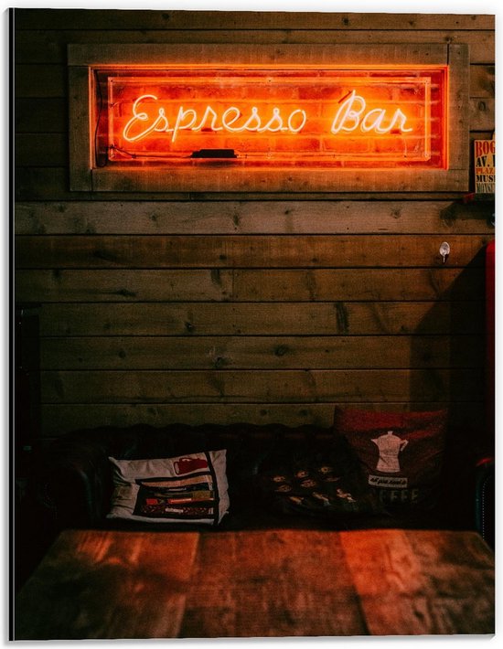 Dibond - Oranje Licht 'Espresso Bar' boven Bankje - 30x40cm Foto op Aluminium (Met Ophangsysteem)