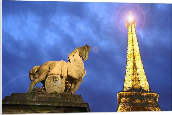 Forex - Beeld van Paard bij Eiffeltoren - 90x60cm Foto op Forex