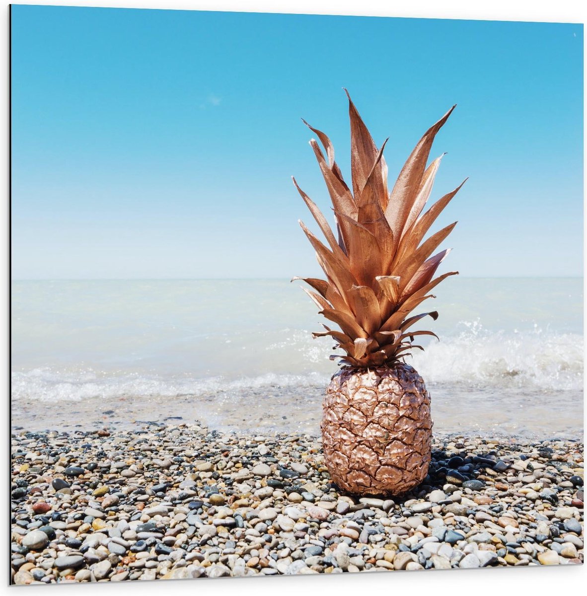 Dibond - Gouden Ananas bij Zee - 100x100cm Foto op Aluminium (Wanddecoratie van metaal) op Prijzenvolger.com