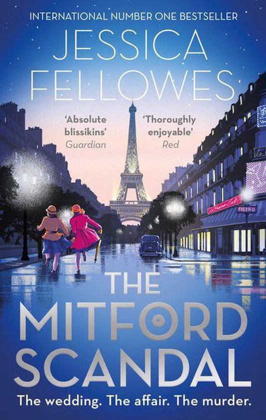 Boek kaft van 'The Mitford Scandal' door Jessica Fellowes, met Parijse straat, Eiffeltoren en twee vrouwen.
