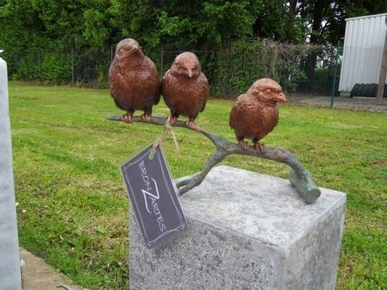 Bronzen Beeld van Drie Mussen