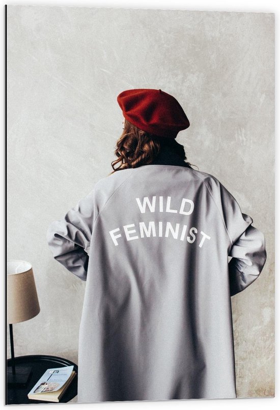 Dibond - ''Wild Feminist'' op Rug van Vrouw - 60x90cm Foto op Aluminium (Wanddecoratie van metaal)
