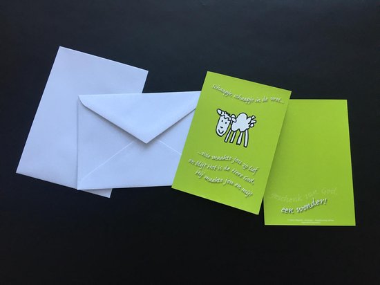 Twee witte enveloppen naast een groene wenskaart met een schaaptekening en tekst, en een kleinere groene kaart met tekst.