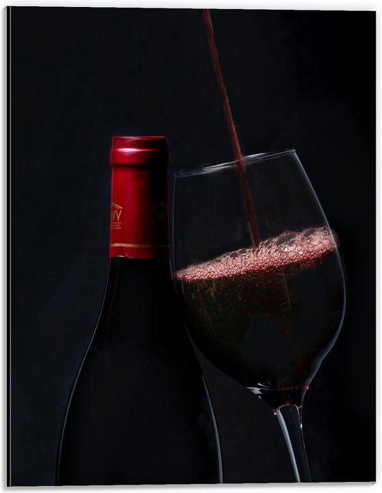 Dibond - Rode Wijnfles met Glas  - 30x40cm Foto op Aluminium (Wanddecoratie van metaal)