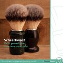Twee scheerkwasten met tweekleurige haren. Eén met een groen, glanzend handvat, de ander zwart.
