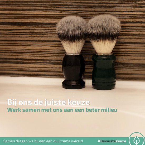 Zwarte en groene scheerkwasten met volle, tweekleurige haren op glanzende handvatten.