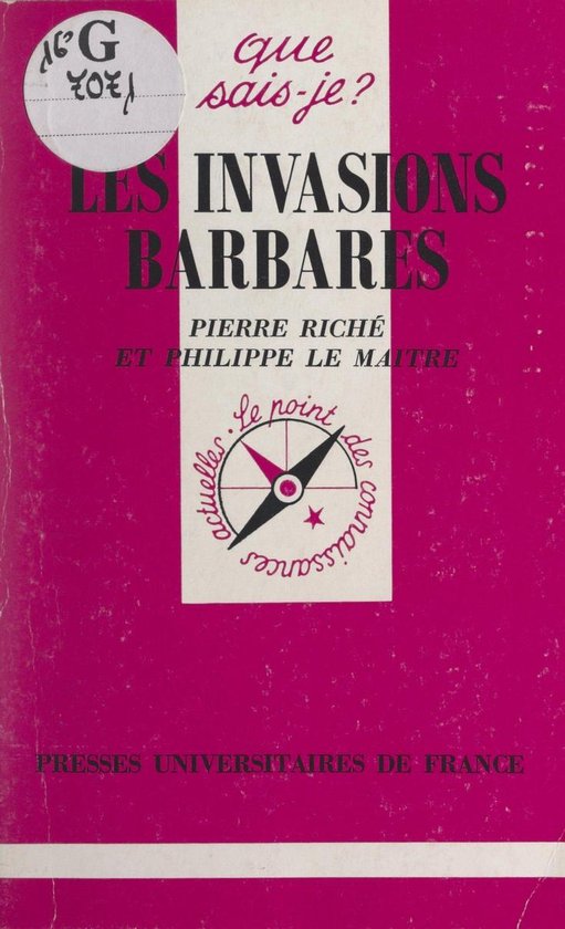 Couverture du livre 'Les Invasions Barbares' en lettres noires sur fond rose. Noms de deux auteurs et un logo circulaire avec une boussole et du texte.