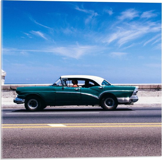 Acrylglas - Groene Auto in Cuba - 50x50cm Foto op Acrylglas (Wanddecoratie op Acrylglas)