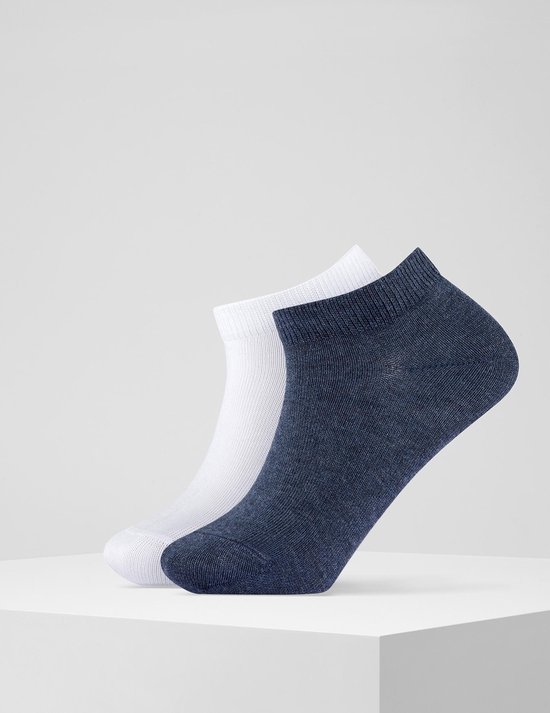 Een wit en een donkerblauw kort enkelsokje naast elkaar.