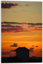 Forex - Silhouet van Klein Huisje met Wolken - 40x60cm Foto op Forex