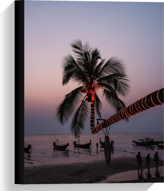 Canvas  - Lampjes om Palmboom boven het Water - 30x40cm Foto op Canvas Schilderij (Wanddecoratie op Canvas)