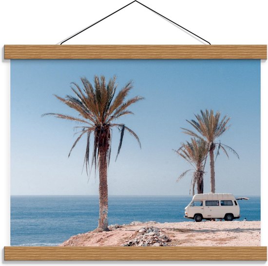 Schoolplaat – Busje Langs de Zee met Palmbomen - 40x30cm Foto op Textielposter (Wanddecoratie op Schoolplaat)