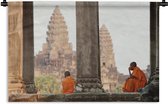 Wandkleed Angkor Wat - Monniken zitten te rusten in Angkor Wat Wandkleed katoen 150x100 cm - Wandtapijt met foto