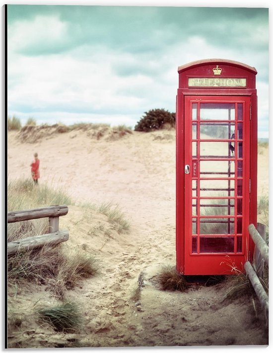 Dibond - Rode Telefooncel op het Strand - 30x40cm Foto op Aluminium (Wanddecoratie van metaal)