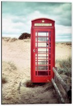 Dibond - Rode Telefooncel op het Strand - 40x60cm Foto op Aluminium (Wanddecoratie van metaal)
