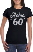 Hoera 60 jaar verjaardag cadeau t-shirt - zilver glitter op zwart - dames - cadeau shirt XL