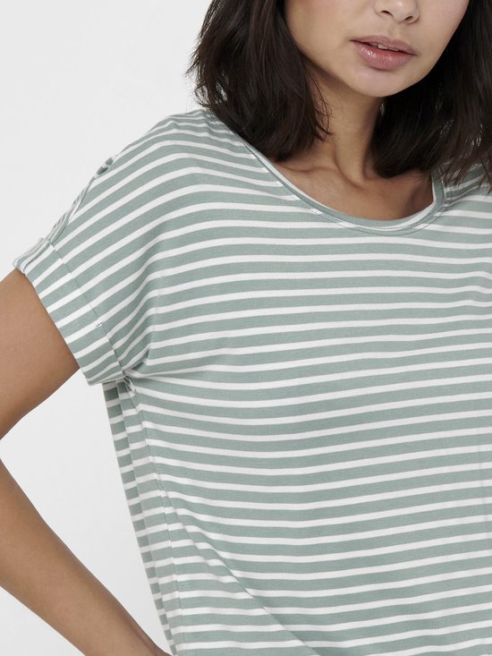 Close-up van een groen gestreept t-shirt met witte strepen en omgeslagen korte mouwen.