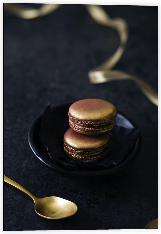 Dibond - Goude Macarons Op een Zwart Bordje - 40x60cm Foto op Aluminium (Met Ophangsysteem)